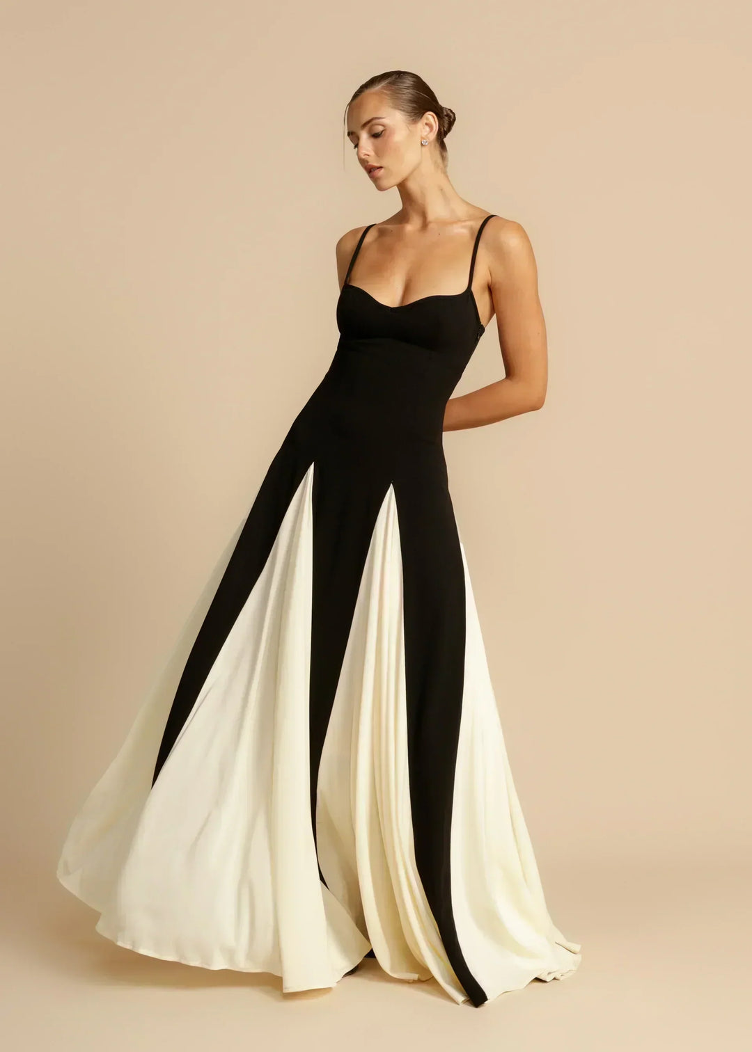 Vida | Elegant Contrast Ruffles Maxi Dress